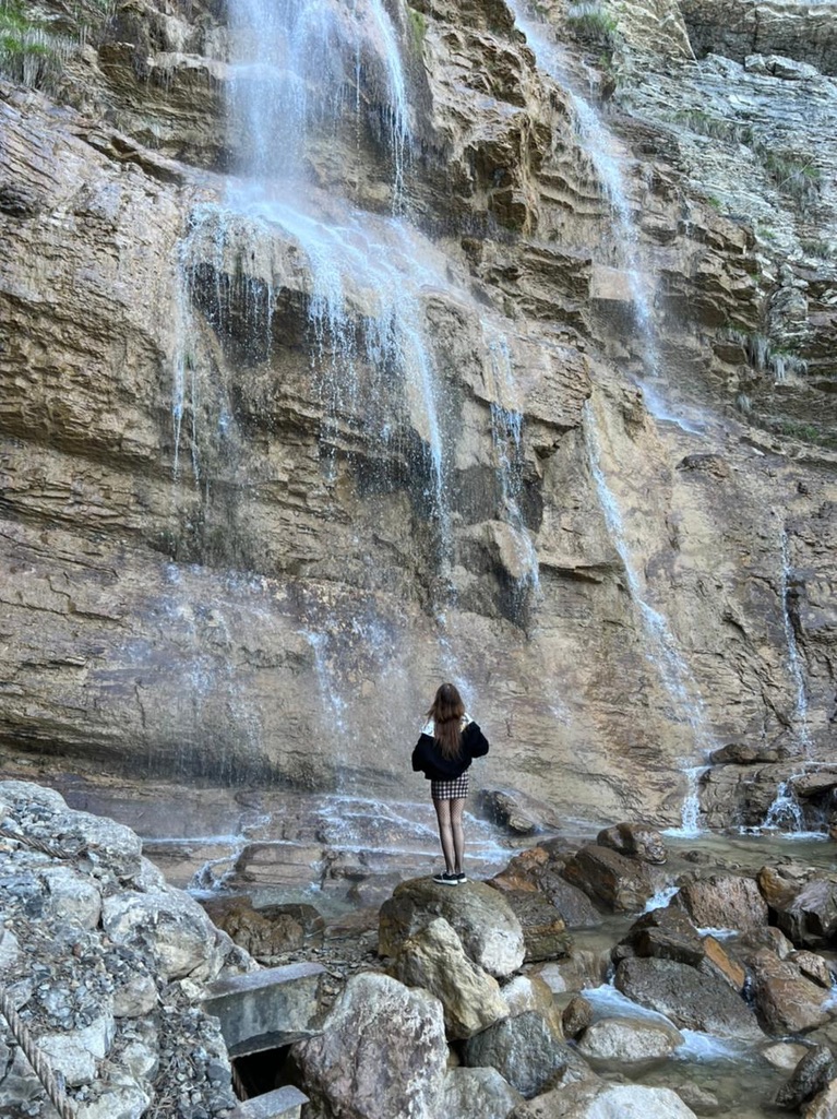 девушка в Ялте водопад